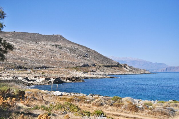 ギリシャの島の海の夏の風景の海岸