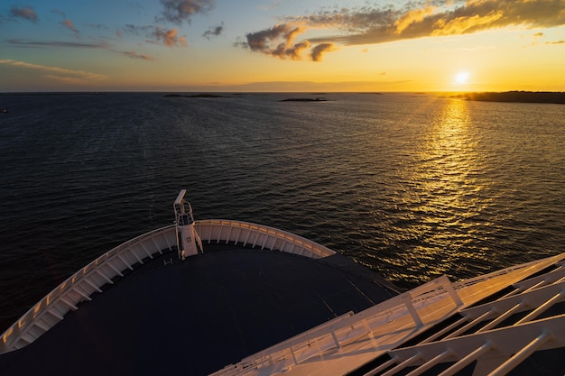 Foto tramonto sul mare nelle isole aland vista sul mare da una nave da crociera foto di alta qualità