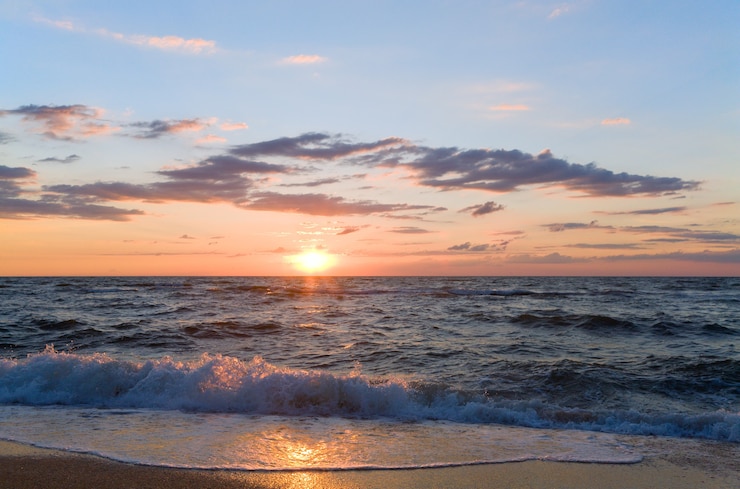 Photo sea  sunset surf great wave break on sandy coastline