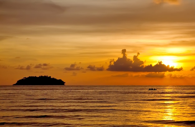 海の夕日熱帯の島の静けさ