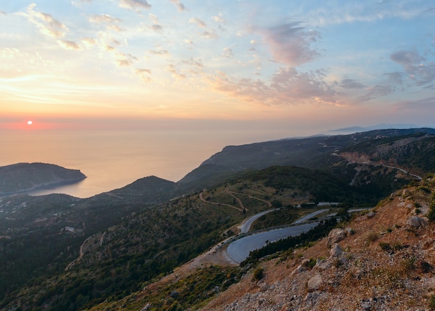 Assos 반도 (그리스, Kefalonia, 이오니아 해)의 바다 일몰보기.