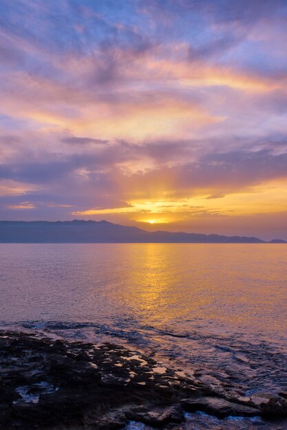 劇的な空と海の夕日