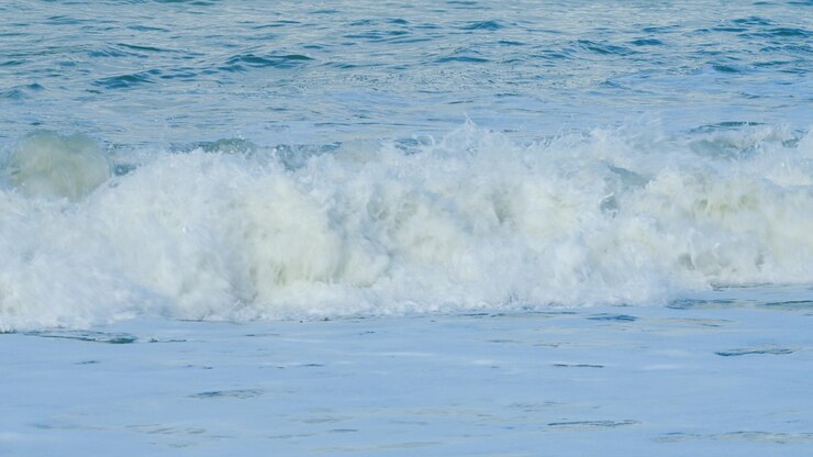 Фотография морские волны на пляже чистая вода на пляже и песчаный пляж