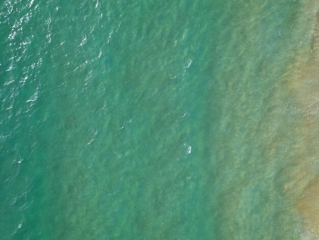 Foto vista aerea della superficie del marebird eye view foto delle onde e della struttura della superficie dell'acqua sfondo del mare verde bella natura incredibile vista sullo sfondo del mare