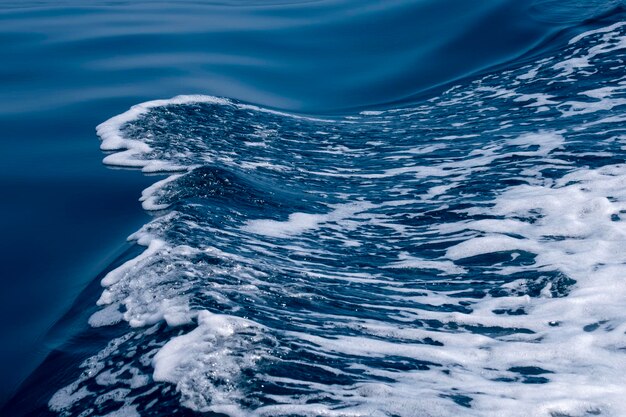 Photo sea surface, influx of waves. the water into hissing foam. desktop wallpaper. mozambique channel, af