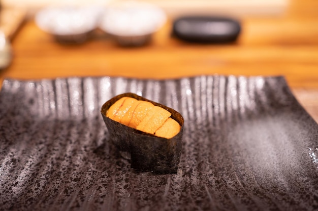 Photo sea urchin roe japanese sushi uni gunkanmaki