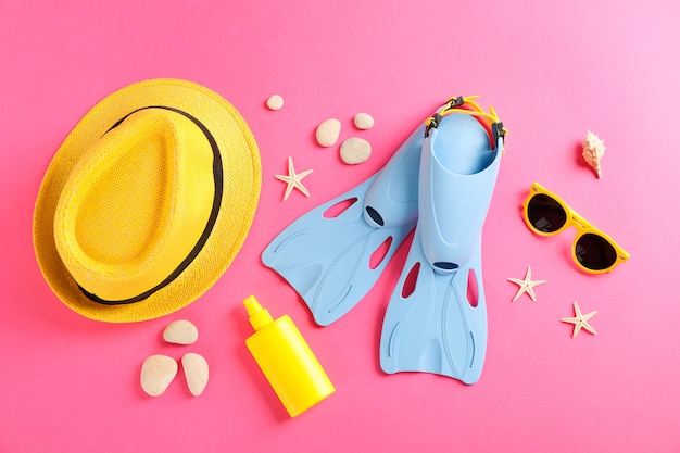Photo sea vacation accessories on yellow table