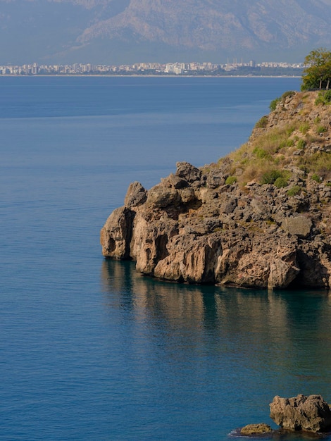 Вид на море и красивые скалы