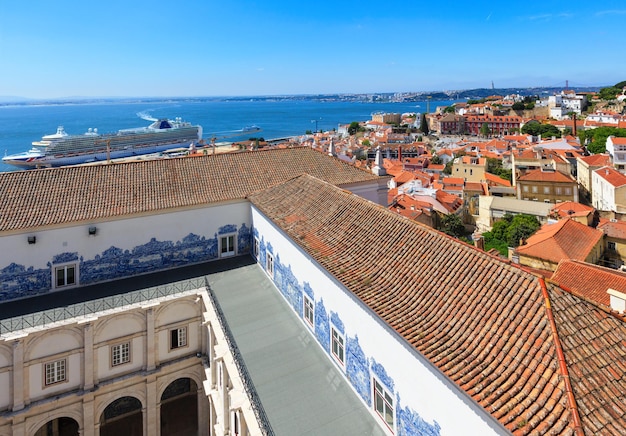 포르투갈 리스본의 수도원 지붕에서 바다 전망과 도시 경관. 모든 사람들은 인식할 수 없습니다.