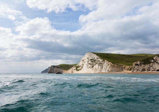 영국 웨스트 베이 도싯(West Bay Dorset) 절벽의 바다 전망