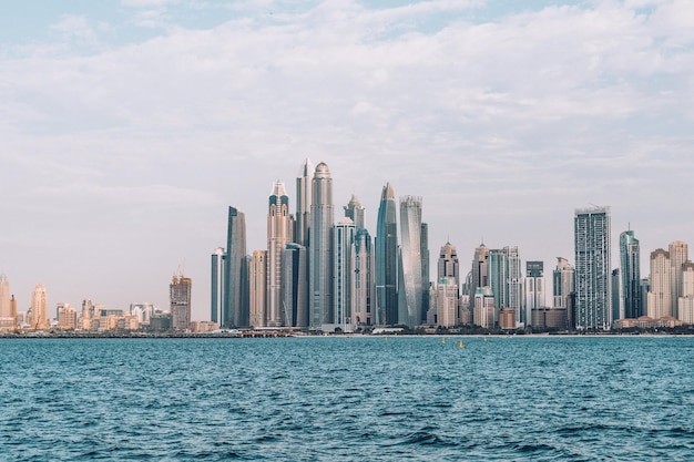 Photo sea view on dubai marina  modern buildings against sky in city