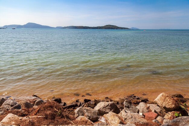 Вид на море с набережной Равай с камнями и чистой водой под голубым небом