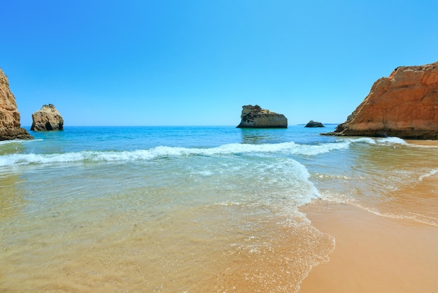 모래 해변 Dos Tres Irmaos(Portimao, Alvor, Algarve, Portugal)에서 바다 전망.