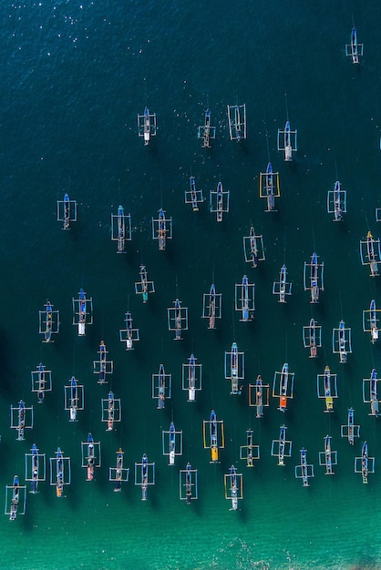 Foto una vista sul mare dalla cima di una barca