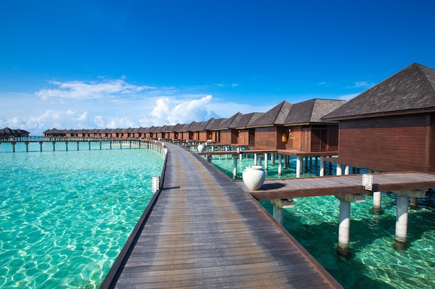 Vista mare dalla spiaggia tropicale con cielo soleggiato