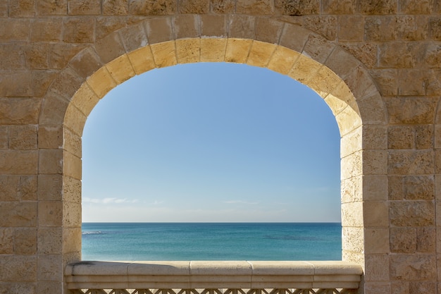 古い建物の窓からの海の眺め