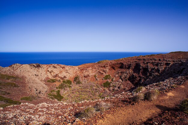 Foto vista mare del mare di linosa sulla sommità del vulcano monte nero, isola pelagie, sicilia