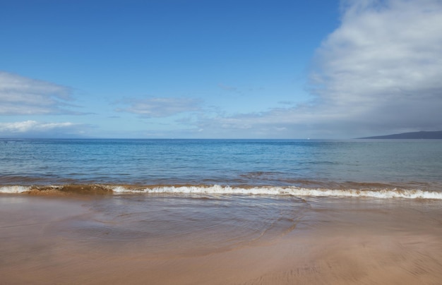 Spiaggia azzurra del fondo della natura di vista del mare con e acqua chiara dell'oceano alla giornata di sole