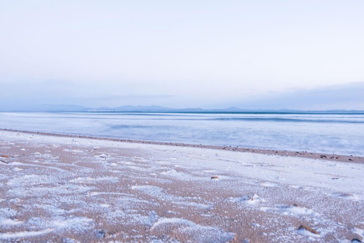 Photo 긴 노출로 인한 겨울 해변 흐림