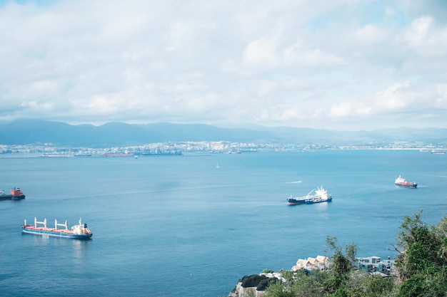ジブラルタルロックスペインのアルジェシラス港とイギリス植民地ジブラルタルからの貨物船の海の景色