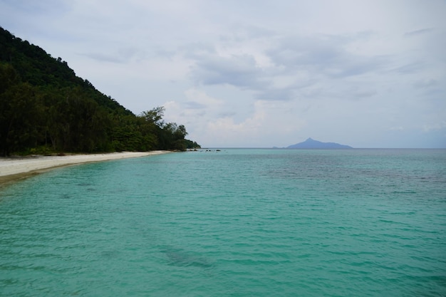 Photo sea view with mountain at side