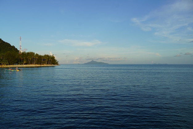 Photo sea view with mountain at side