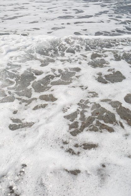 사진 해변에 거품이 있는 파도의 바닷물