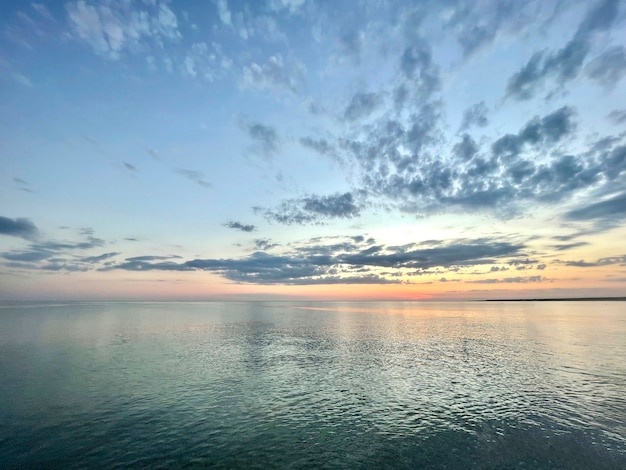 Пейзаж морской воды, небоскребы горизонта и сцена океана