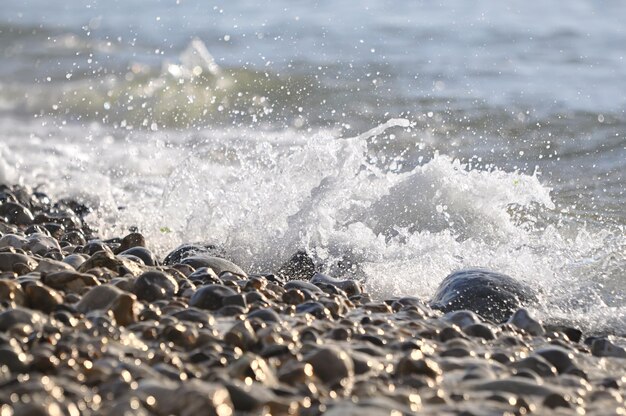 Photo sea water splash on the coast