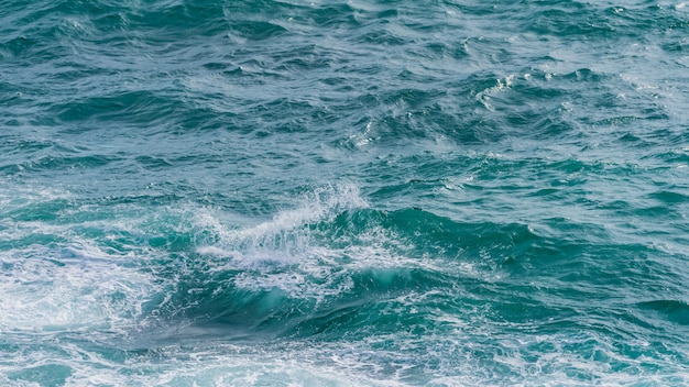 Photo sea water surface and splash, dark blue ocean water