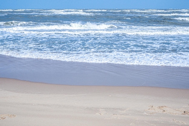 海の波の美しい熱帯のビーチと晴れた日の海 ビーチの海