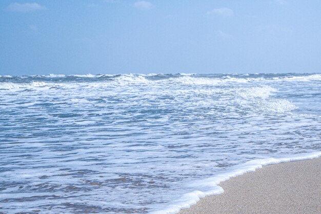 海の波の美しい熱帯のビーチと晴れた日の海 ビーチの海