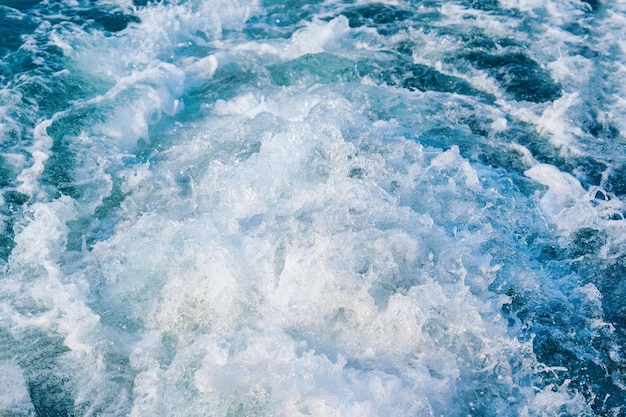 気候変動中の海の波の砕け散りと水しぶき