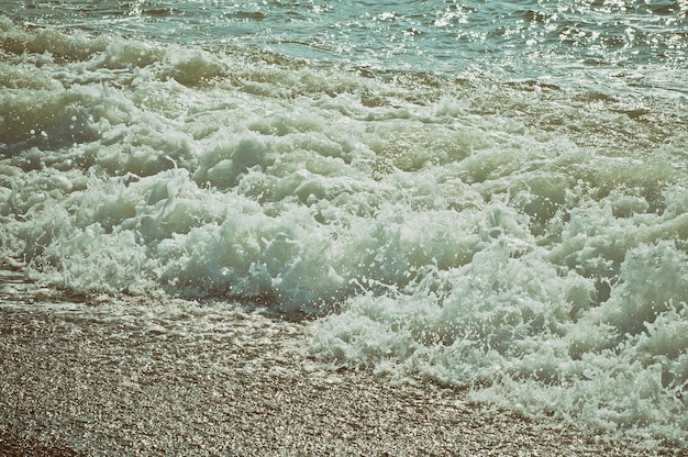 海の波と海岸