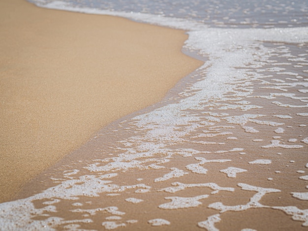 Foto schiume di onde del mare sulla riva della spiaggia