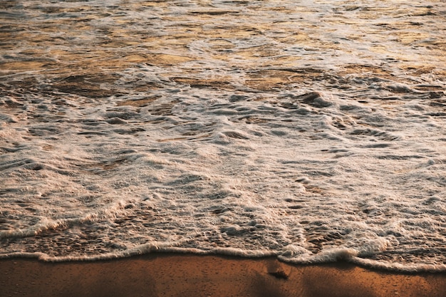 Photo sea wave reaching the shore