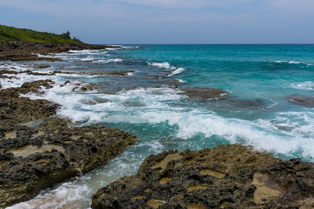 海の波と岩