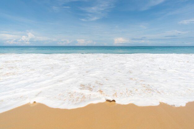 砂浜の海の波