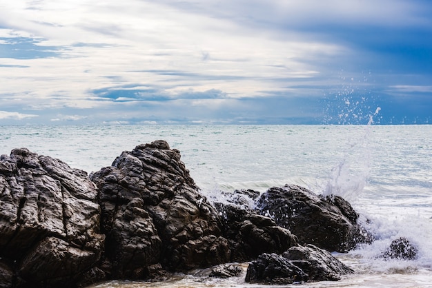海の岩、自然の背景、海のビーチに対する海の波