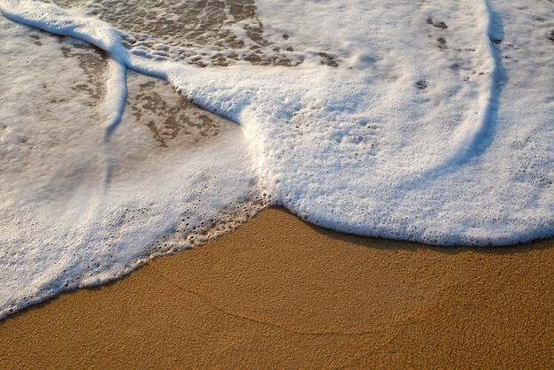 Foto onde del mare sulla spiaggia, bella schiuma morbida