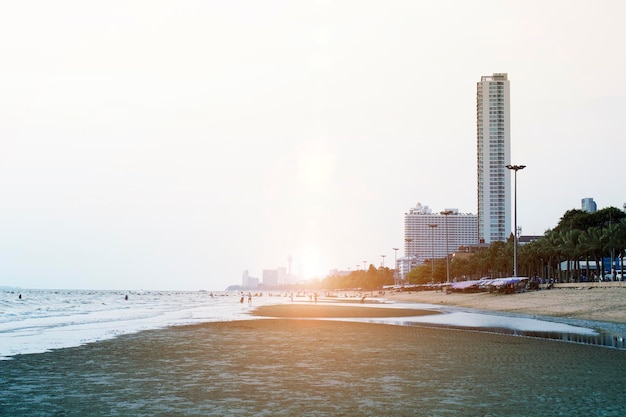 夕方のビーチで海の波