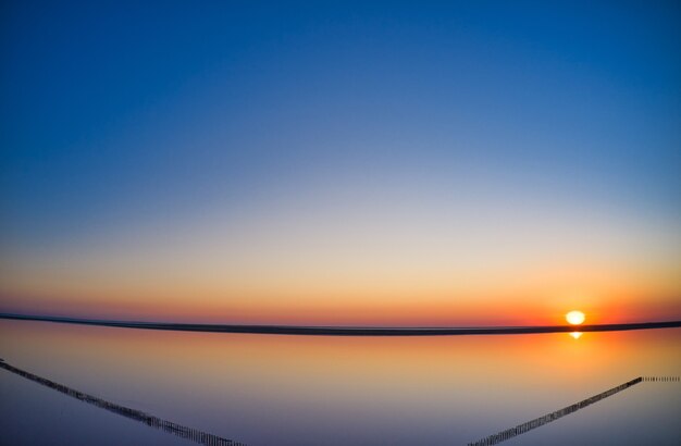 朝の美しい海の海の波