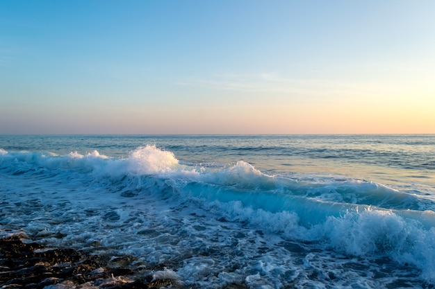 Фото Морские волны разбиваются о каменистый пляж