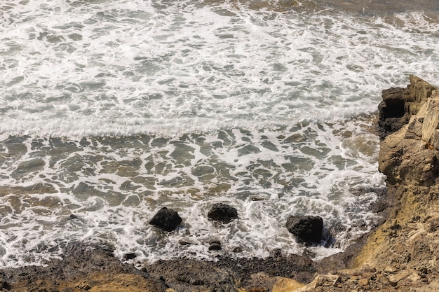 崖に打ち寄せる海の波