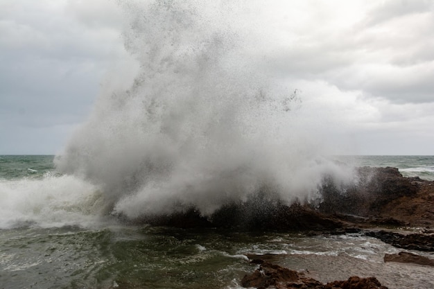 写真 海の波が冬に岩に激しくぶつかる