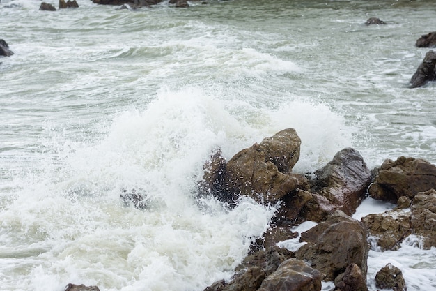 Photo sea waves hit the rocks