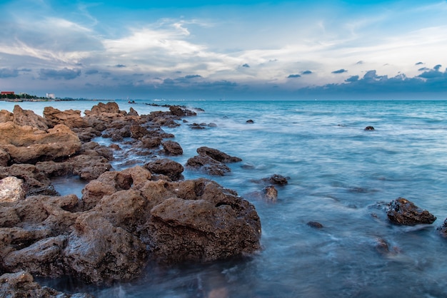 Foto onde del mare scagliano la roccia di impatto sulla spiaggia