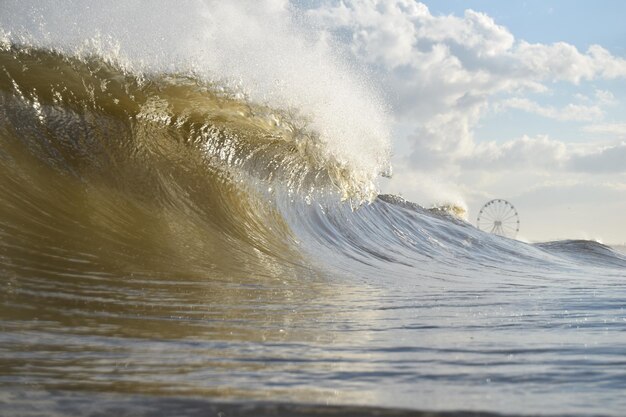 写真 海の波が岸に向かって駆け寄る