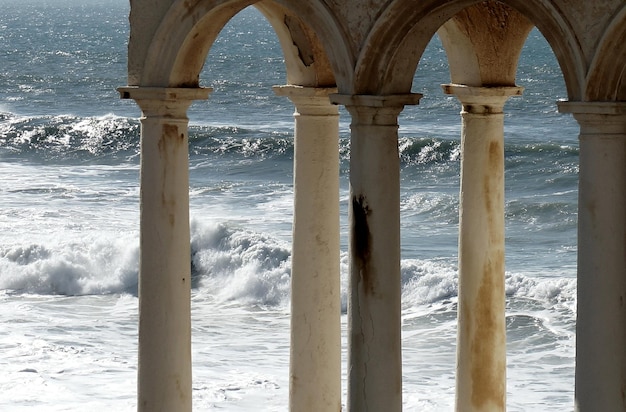 Foto le onde del mare viste dall'arco dell'edificio