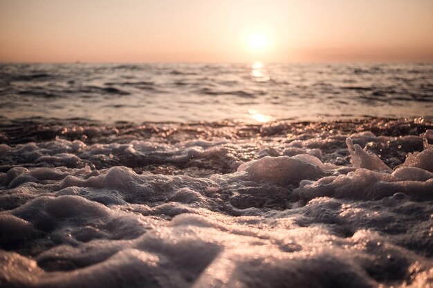 海の波の空の風景夕日の海の地平線の景色夕日の海の波が砕け散る波